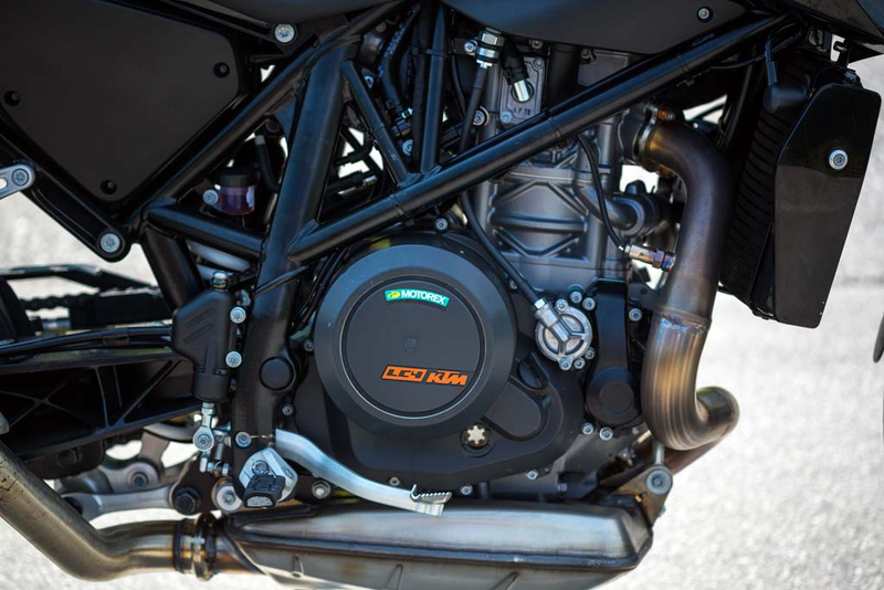 Illustration for article titled The 2016 KTM Duke 690: Faster, Higher Revving, And Finally With Less Vibrations